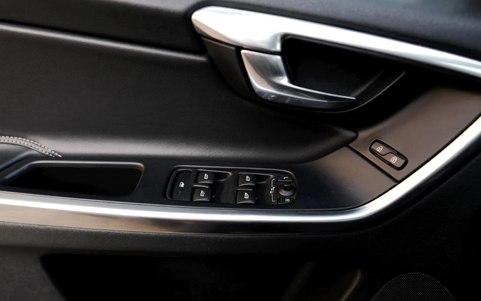 Volvo XC 60 cena 99900 przebieg: 173000, rok produkcji 2016 z Białystok małe 631